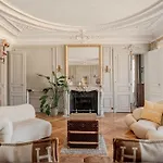 Luxurious 3-bedroom Lafayette Printemps Paris